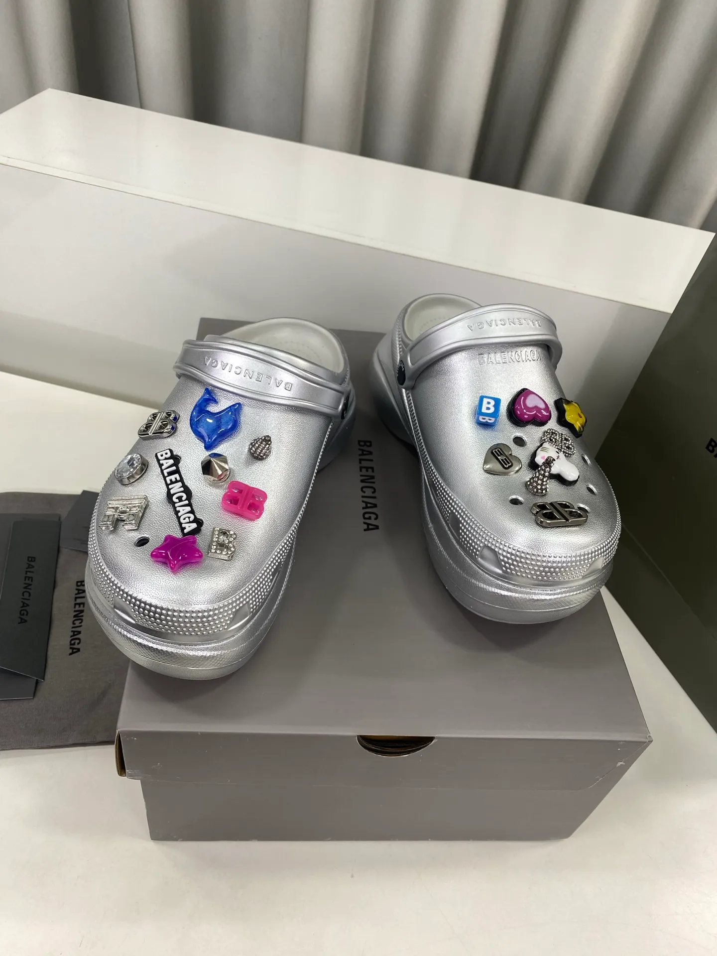 💕💕Factory direct selling price p560💕💕 Men’s and women’s Balenciaga x Crocs co-branded Crocs‼ ️ Balenciaga x Crocs' latest spring and summer couple's Crocs, a new dark horse item for spring 25, fashion bloggers at home and abroad have put on foot shows, popular on social platforms at home and abroad, fashionistas must buy, various Balenciaga element hardware buckle DIY highly brand-recognizable, heavy investment in mold making, ingenious craftsmanship, accurate restoration of every detail, original molded EVA rubber and plastic one-piece outsole, super light on the foot, 6cm outsole height, a proper heightening artifact Original complete package Size: 35-45